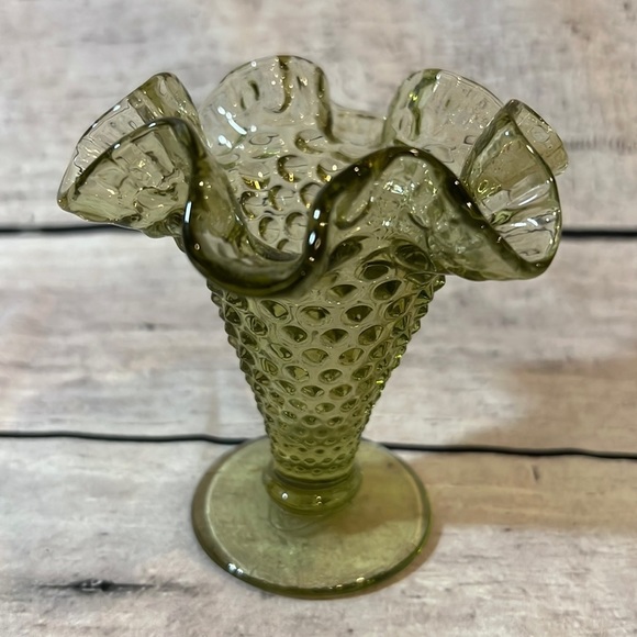 Vintage Fenton Ruffle Avocado Ruffle Vase - Picture 1 of 4